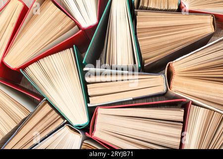 Viele alte Bücher. Gebrauchte Hardcover-Bücher. Stockfoto