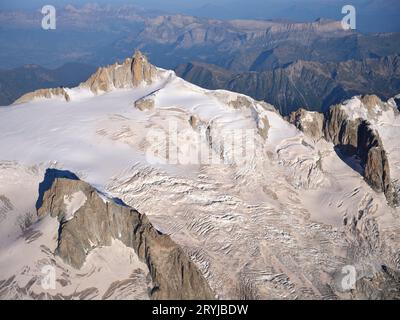 LUFTAUFNAHME. Aiguille du Midi (3842 m) und Vallée Blanche-Gletscher. Chamonix Mont Blanc, Haute-Savoie, Auvergne-Rhône-Alpes, Frankreich. Stockfoto