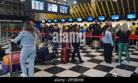 Sao Paulo SP, 10/01/2023 - Airport/Congonhas/SP Sao Paulo SP, 10/01/2023 - Airport/Congonhas/SP - Aena, ein spanischer Betreiber wird ab dem 17. Oktober mit der Verwaltung des Flughafens Congonhas anstelle von Infraero beginnen. Der Konzessionär kaufte am 28. März den Flughafen Congonhas und andere Flughäfen in Brasilien. In den Bildern Bewegung in der Lobby des Congonhas Airport im Süden von Sao Paulo, am Morgen dieses Sonntags, 1. Oktober. Foto: Marco Ambrosio/ATO Press Sao Paulo SP, 10/01/2023 - Flughafen/Congonhas/SP Sao Paulo Brasil Copyright: XMarcoxAmbrosio/AtoxPressx Credit: Imago/Alamy Live News Stockfoto