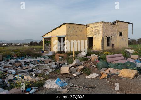 Drohnenantenne von Haus- und Industrieabfällen in der Natur. Umweltverschmutzung Stockfoto