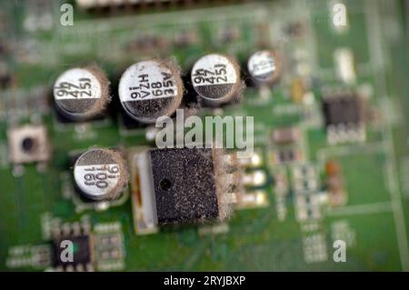 Kairo, Ägypten, September 26 2023: Innenraum der Hauptplatine des LCD-Fernsehers, Kabel, Transformatoren, Widerstand, IC, Kondensatoren, Reparatur Mo Stockfoto