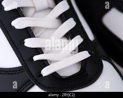Eine Nahaufnahme von schwarz-weißen Schuhen mit Schnürsenkeln Stockfoto