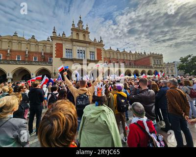 Krakau, Polen - 01. Oktober 2023: Viele Menschen versammeln sich auf einem politischen marsch vor den Parlamentswahlen in ganz Polen am 15. Oktober 2023 Stockfoto