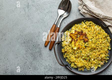 Gebratener Blumenkohlreis oder Couscous mit Dill auf Teller, gesunde kohlenhydratarme Gemüsebeilage für Keto-Diät und gesunde L Stockfoto