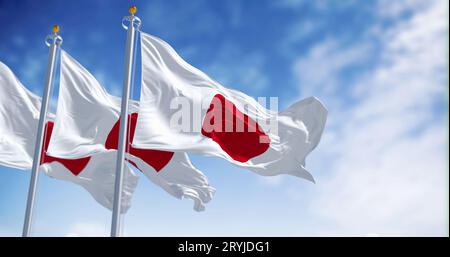 Drei japanische Nationalflaggen, die an klaren Tagen im Wind winken Stockfoto