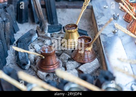 Türkischer Kaffee mit traditionellen Methoden, Kaffee langsam auf erhitztem Sand kochen. Hochwertige Fotos Stockfoto