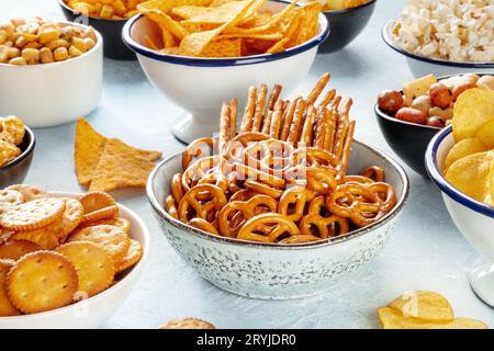 Salzige Snacks, Partymix. Eine Auswahl knuspriger Vorspeisen in Schüsseln Stockfoto