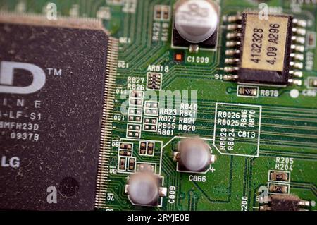 Kairo, Ägypten, September 26 2023: Innenraum der Hauptplatine des LCD-Fernsehers, Kabel, Transformatoren, Widerstand, IC, Kondensatoren, Reparatur Mo Stockfoto