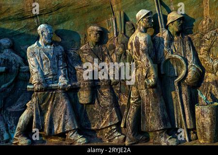 Tiegel-Gussmahnmal, Detail aus der 22 Meter langen Reliefskulptur, Essen, Deutschland, Europa Stockfoto