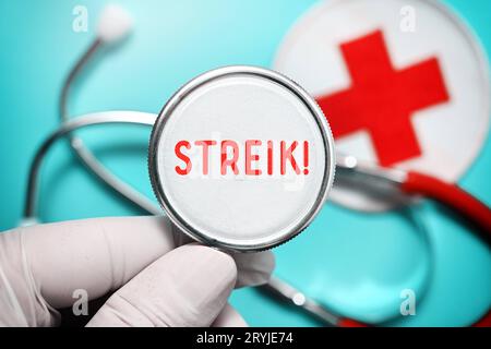 FOTOMONTAGE, Hand halten Stethoskop mit Aufschrift Streik, Symbolfoto Ärztestreik *** FOTOHALTERUNG, Hand halten Stethoskop mit Aufschrift Streik, Symbol Foto Doktoren Streik Credit: Imago/Alamy Live News Stockfoto