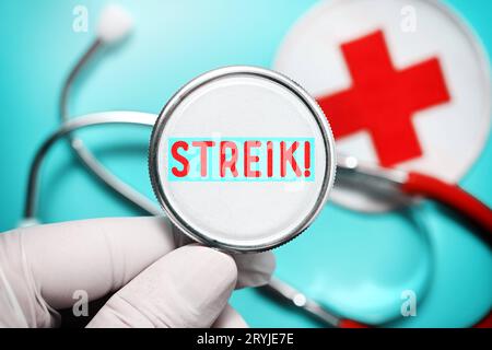 FOTOMONTAGE, Hand halten Stethoskop mit Aufschrift Streik, Symbolfoto Ärztestreik *** FOTOHALTERUNG, Hand halten Stethoskop mit Aufschrift Streik, Symbol Foto Doktoren Streik Credit: Imago/Alamy Live News Stockfoto