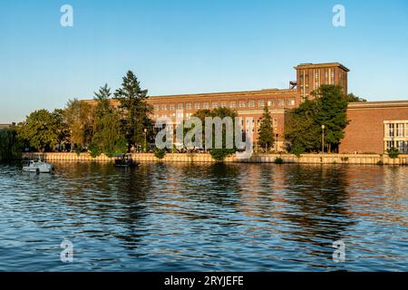 Funkhaus Nalepastrasse, DDR Rundfunk, ehemalige Sperrholzfabrik, Blick über die Spree, Oberschöneweide, Berlin-Treptow-Köpenick, *** Funkhaus Nalepastrasse, DDR-Radio, ehemalige Sperrholzfabrik, Blick über die Spree, Oberschöneweide, Berlin Treptow Köpenick, Kredit: Imago/Alamy Live News Stockfoto