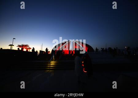 Islamabad, Islamabad. Oktober 2023. Die Menschen besuchen das in roter Farbe erleuchtete Nationaldenkmal, um den 74. Jahrestag der Gründung der Volksrepublik China in Islamabad, der Hauptstadt Pakistans, am 1. Oktober 2023 zu feiern. Quelle: Ahmad Kamal/Xinhua/Alamy Live News Stockfoto