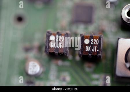 Kairo, Ägypten, September 26 2023: Innenraum der Hauptplatine des LCD-Fernsehers, Kabel, Transformatoren, Widerstand, IC, Kondensatoren, Reparatur Mo Stockfoto