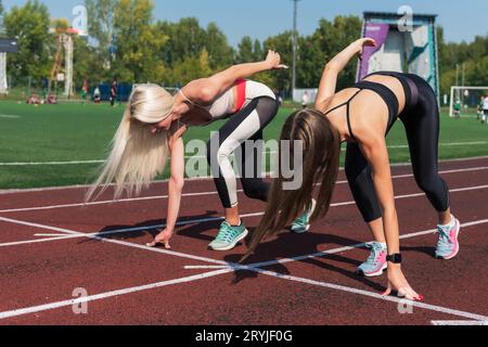 Zwei Sportlerinnen im Stadion Stockfoto