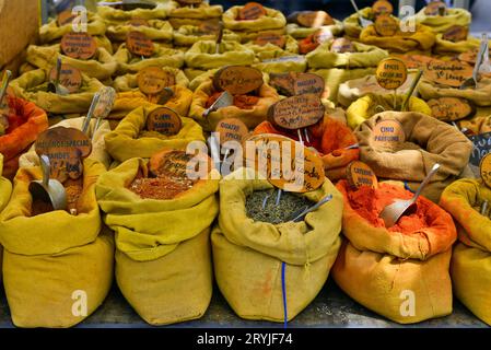 Gewürze in Säcken auf dem Bauernmarkt Ajaccio, Napoleons Heimatstadt, Korsika, Frankreich, im Juli 2016 verkauft Stockfoto