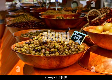 Eingelegte Oliven auf dem Bauernmarkt von Ajaccio, Napoleons Heimatstadt, Korsika, Frankreich, Juli 2016 Stockfoto