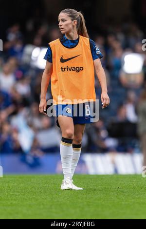 London, England am 1. Oktober 2023. Melanie Leupolz aus Chelsea erwärmt sich vor dem Spiel der FA Women's Super League zwischen Chelsea Women und Tottenham Hotspur Women in Stamford Bridge, London, England am 1. Oktober 2023. Foto von Grant Winter. Nur redaktionelle Verwendung, Lizenz für kommerzielle Nutzung erforderlich. Keine Verwendung bei Wetten, Spielen oder Veröffentlichungen eines einzelnen Vereins/einer Liga/eines einzelnen Spielers. Credit: UK Sports Pics Ltd/Alamy Live News Credit: UK Sports Pics Ltd/Alamy Live News Stockfoto