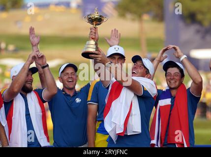 Rory McIlroy von Team Europe holt die Ryder Cup Trophy, nachdem Europa den Ryder Cup nach dem Sieg über die USA am dritten Tag des 44. Ryder Cup beim Marco Simone Golf and Country Club in Rom, Italien, wieder gewonnen hat. Bilddatum: Sonntag, 1. Oktober 2023. Stockfoto