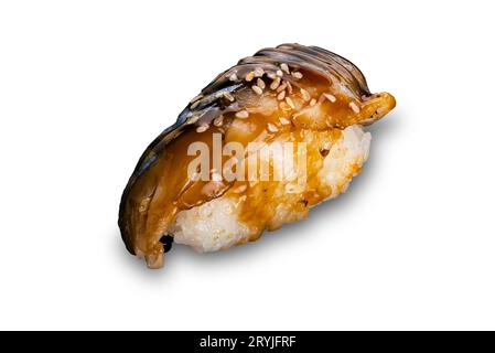 Nahaufnahme des köstlichen hausgemachten japanischen saba Fisch Sushi isoliert auf weißem Hintergrund. Stockfoto