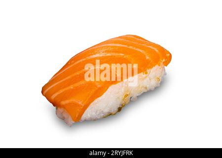 Nahaufnahme des köstlichen hausgemachten japanischen Lachs Nigiri Sushi isoliert auf weißem Hintergrund. Stockfoto