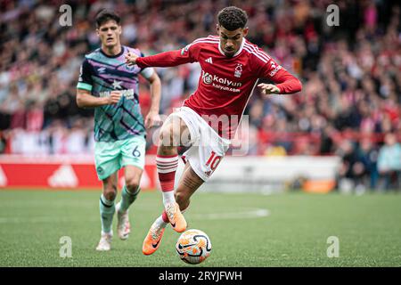 Nottingham, Großbritannien. Oktober 2023. City Ground NOTTINGHAM, ENGLAND - 1. OKTOBER: Morgan Gibbs-White (#10 Nottingham Forest) auf dem Ball während des Premier-League-Spiels zwischen Nottingham Forest und Brentford FC auf dem City Ground am 1. Oktober 2023 in Nottingham, England. (Foto von Richard Callis/MB Media/Getty Images) (Richard Callis/MB Media/SPP) Credit: SPP Sport Press Photo. Alamy Live News Stockfoto