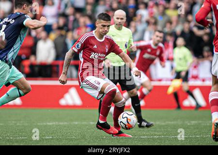 Nottingham, Großbritannien. Oktober 2023. City Ground NOTTINGHAM, ENGLAND - 1. OKTOBER: Nicolás Domínguez (#16 Nottingham Forest) auf dem Ball während des Spiels der Premier League zwischen Nottingham Forest und Brentford FC auf dem City Ground am 1. Oktober 2023 in Nottingham, England. (Foto von Richard Callis/MB Media/Getty Images) (Richard Callis/MB Media/SPP) Credit: SPP Sport Press Photo. Alamy Live News Stockfoto