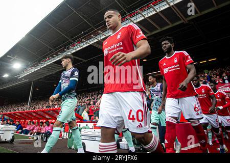 Nottingham, Großbritannien. Oktober 2023. City Ground NOTTINGHAM, ENGLAND - 1. OKTOBER: Murillo (#40 Nottingham Forest) tritt vor dem Spiel der Premier League zwischen Nottingham Forest und Brentford FC am 1. Oktober 2023 in Nottingham, England, in das Spielfeld ein. (Foto von Richard Callis/MB Media/Getty Images) (Richard Callis/MB Media/SPP) Credit: SPP Sport Press Photo. Alamy Live News Stockfoto