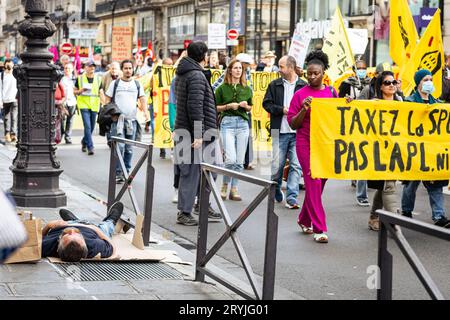 Paris, Frankreich. September 2023 30. Demonstranten marschieren auf der Rivoli-Straße während der Demonstration gegen die Immobilienspekulation. Die Demonstration zur Nachfragerückführung bei Mieten, Energiepreisen und erschwinglicheren Wohnungen in Frankreich fand in der Place du Chatelet in Paris statt. Hunderte von Menschen versammelten sich, um gegen Immobilienspekulationen, Wohnungskrise, das Darmanin-Gesetz und das Kasbarische Gesetz zu protestieren. (Credit Image: © Telmo Pinto/SOPA Images via ZUMA Press Wire) NUR REDAKTIONELLE VERWENDUNG! Nicht für kommerzielle ZWECKE! Stockfoto