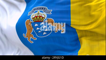 Detail der kanarischen Flagge, die im Wind winkt Stockfoto