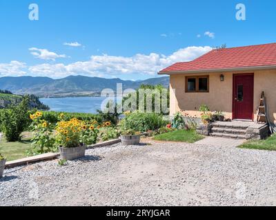 Wohnhaus mit schöner Sicht auf den See und die Berge Stockfoto