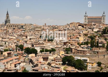 Wunderschöne Aussicht auf die Altstadt von Toledo mit Kirchentürmen, Spanien an einem sonnigen Tag Stockfoto