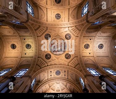 09.18.23. USA, New York City. St. Die Francis Xavier Church ist eine katholische Kirche in der West 16th Street 30–36, zwischen der Fifth Avenue und der Avenue of the America Stockfoto