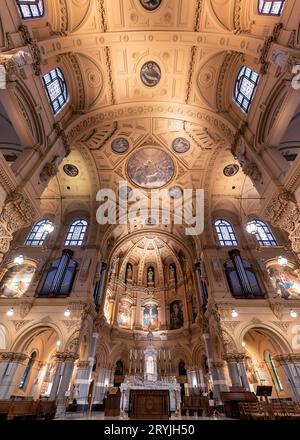 09.18.23. USA, New York City. St. Die Francis Xavier Church ist eine katholische Kirche in der West 16th Street 30–36, zwischen der Fifth Avenue und der Avenue of the America Stockfoto