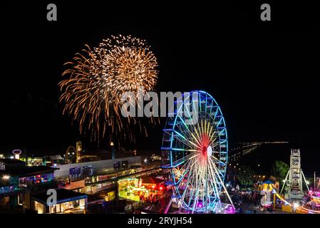 Das erste Feuerwerk der Herbstsaison der Küstenstadt fand an der Küste von Southend on Sea, Essex, Großbritannien, statt. Adventure Island Big Wheel Stockfoto