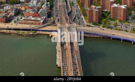 Fantastische goldene Stunde Blick auf die Giant Brooklyn Brücke über den East River in New York City. Diese Brücke verbindet Manhattan und Brooklyn. Stockfoto