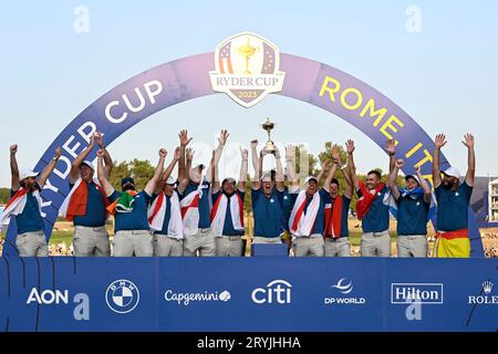 Roma, Italien. Oktober 2023. Kapitän und Spieler von Team Europe feiern den Sieg des Ryder Cup 2023 im Marco Simone Golf and Country Club in Rom (Italien), 1. Oktober 2023. Quelle: Insidefoto di andrea staccioli/Alamy Live News Stockfoto