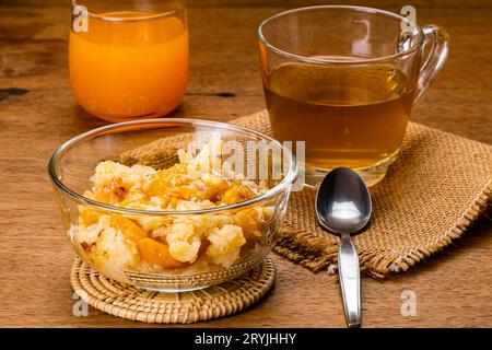 Köstlicher hausgemachter Pfirsichschuster in transparenter Glasschale auf Bambusmatte. Stockfoto