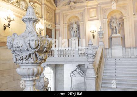 Turin, Italien - circa Januar 2022: Eingang zum Königspalast - elegante Marmortreppe. Stockfoto