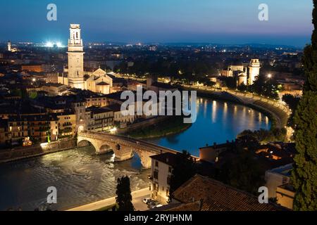 Verona, Italien - 2022. Juni: Panorama bei Nacht. Beleuchtetes Stadtbild mit malerischer Brücke. Stockfoto