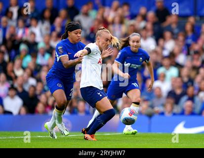 Chelsea Mia Fishel (links) und Tottenham Hotspurs Molly Bartrip kämpfen beim Barclays Women's Super League Match in Stamford Bridge, London, um den Ball. Bilddatum: Sonntag, 1. Oktober 2023. Stockfoto