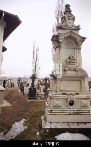 Ilfov County, Rumänien, 1990. Alte Grabdenkmäler auf dem Friedhof des Klosters Tiganesti. Stockfoto