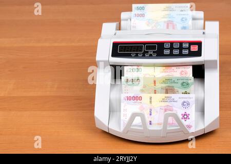 Geld in der Zählmaschine der zentralafrikanischen Staaten Stockfoto