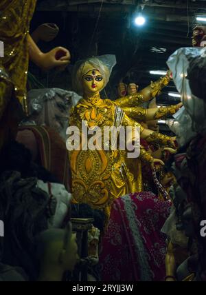 Idol von Devi Durga in Plastik verpackt in Kumartuli, Kolkata. Selektiver Fokus Stockfoto