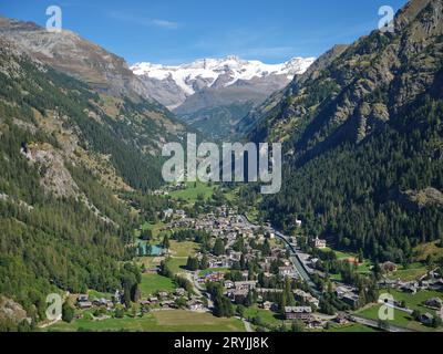 LUFTAUFNAHME. Dorf Gressoney-Saint-Jean mit Mount Lyskamm (4533 Meter) in der Entfernung. Aostatal, Italien. Stockfoto