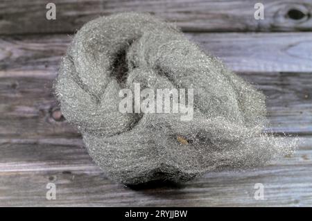 Schwamm aus Stahlwolle oder Eisendraht, ein Bündel sehr feiner und flexibler scharfkantiger Stahlfilamente, als Schleifmittel bei Fertigungs- und Reparaturarbeiten für p Stockfoto