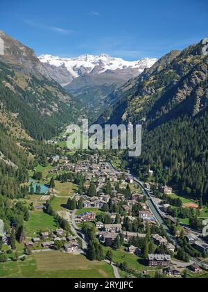 LUFTAUFNAHME. Dorf Gressoney-Saint-Jean mit Mount Lyskamm (4533 Meter) in der Entfernung. Aostatal, Italien. Stockfoto