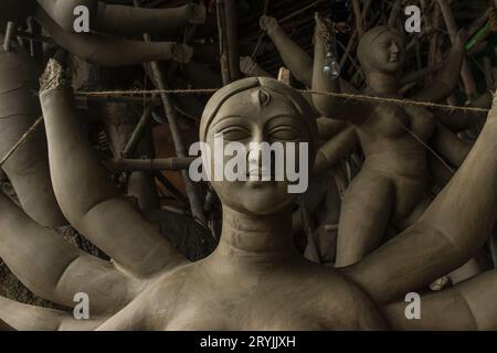 Ein Lehmidol der Göttin Durga zur Vorbereitung des Durga-Puja-Festivals in Kumartuli, Kolkata. Selektiver Fokus. Stockfoto