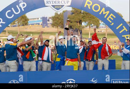 Rom, Italien . 1. Oktober 2023; Marco Simone Golf and Country Club, Guidonia Montecelio, Rom, Italien; die 44. Ryder Cup Spiele, Europa gegen USA, Final Day; Jon Rahm nach dem Sieg des Turniers durch 16 1/2 zu 11 1/2 Credit: Action Plus Sports Images/Alamy Live News Stockfoto