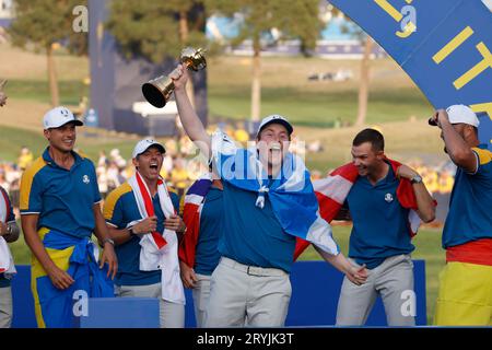 Rom, Italien . 1. Oktober 2023; Marco Simone Golf and Country Club, Guidonia Montecelio, Rom, Italien; die 44. Ryder Cup Spiele, Europa gegen USA, Final Day; Viktor Hovland nach dem Sieg des Turniers durch 16 1/2 zu 11 1/2 Credit: Action Plus Sports Images/Alamy Live News Stockfoto